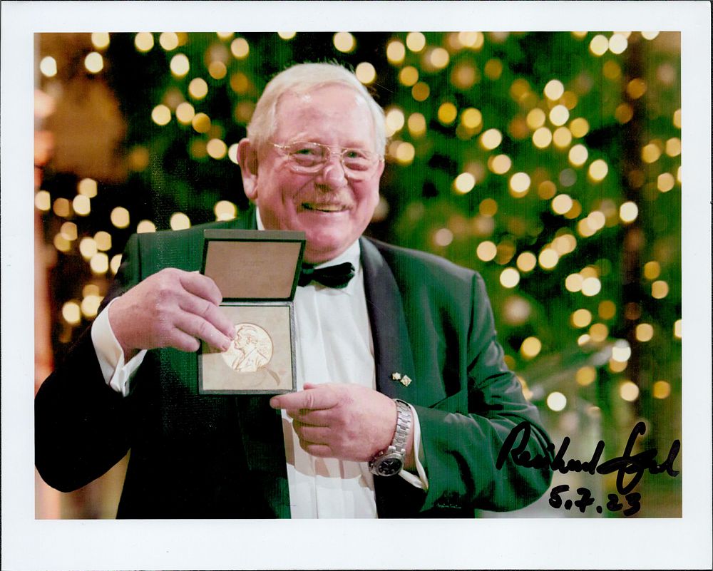 Lot 615: Reinhard Genzel signed 10x8inch colour photo. Good condition....
