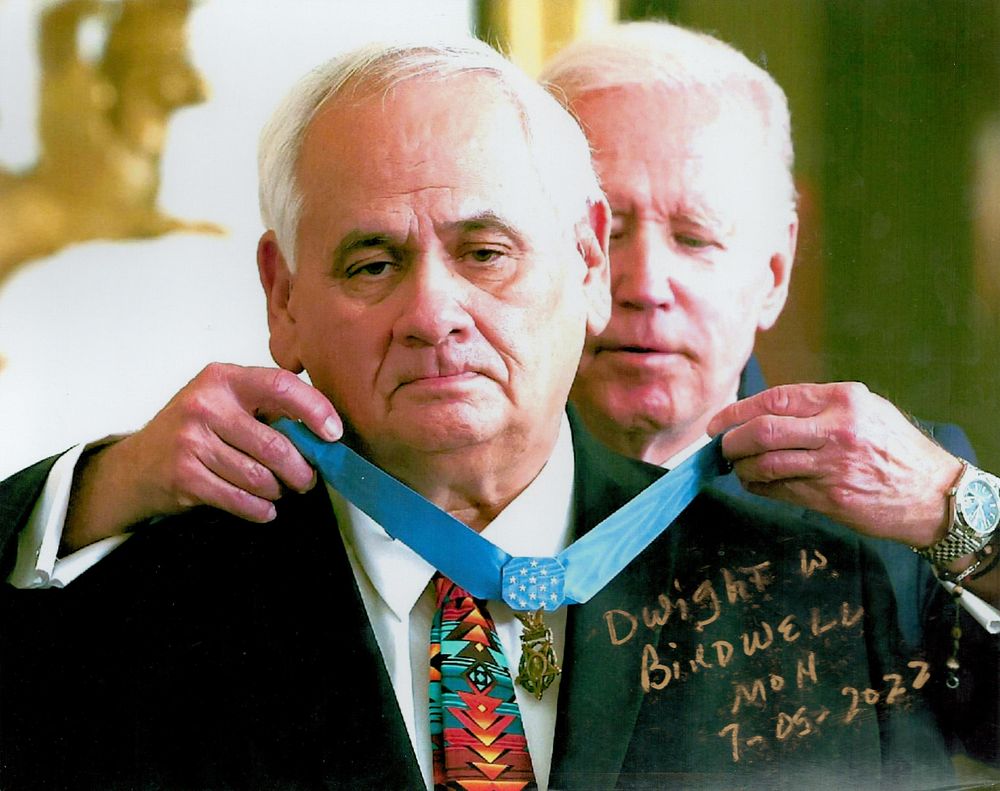Lot 679: Dwight Birdwell MOH winner signed 10x8inch colour photo....