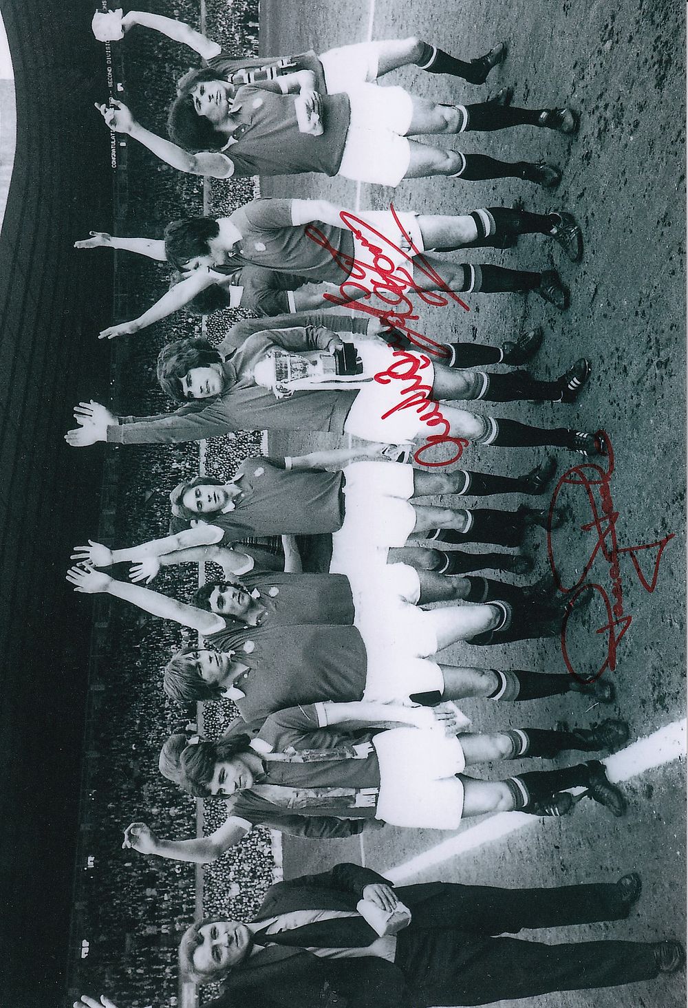 Lot 214: Autographed MAN UNITED 12 x 8 photo :...