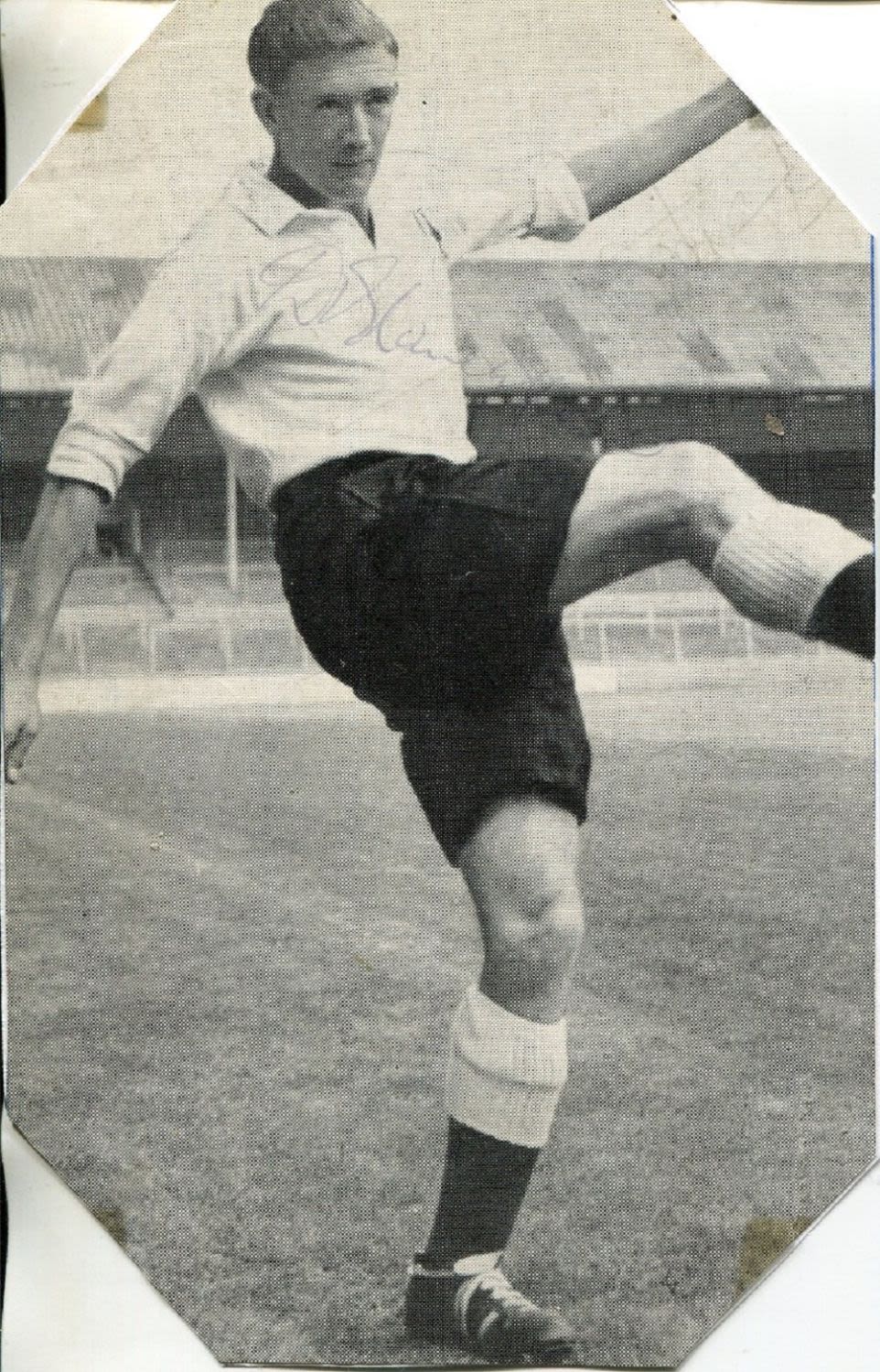Lot 803: Danny Blanchflower, Tottenham Hotspur legend signed newspaper photo....