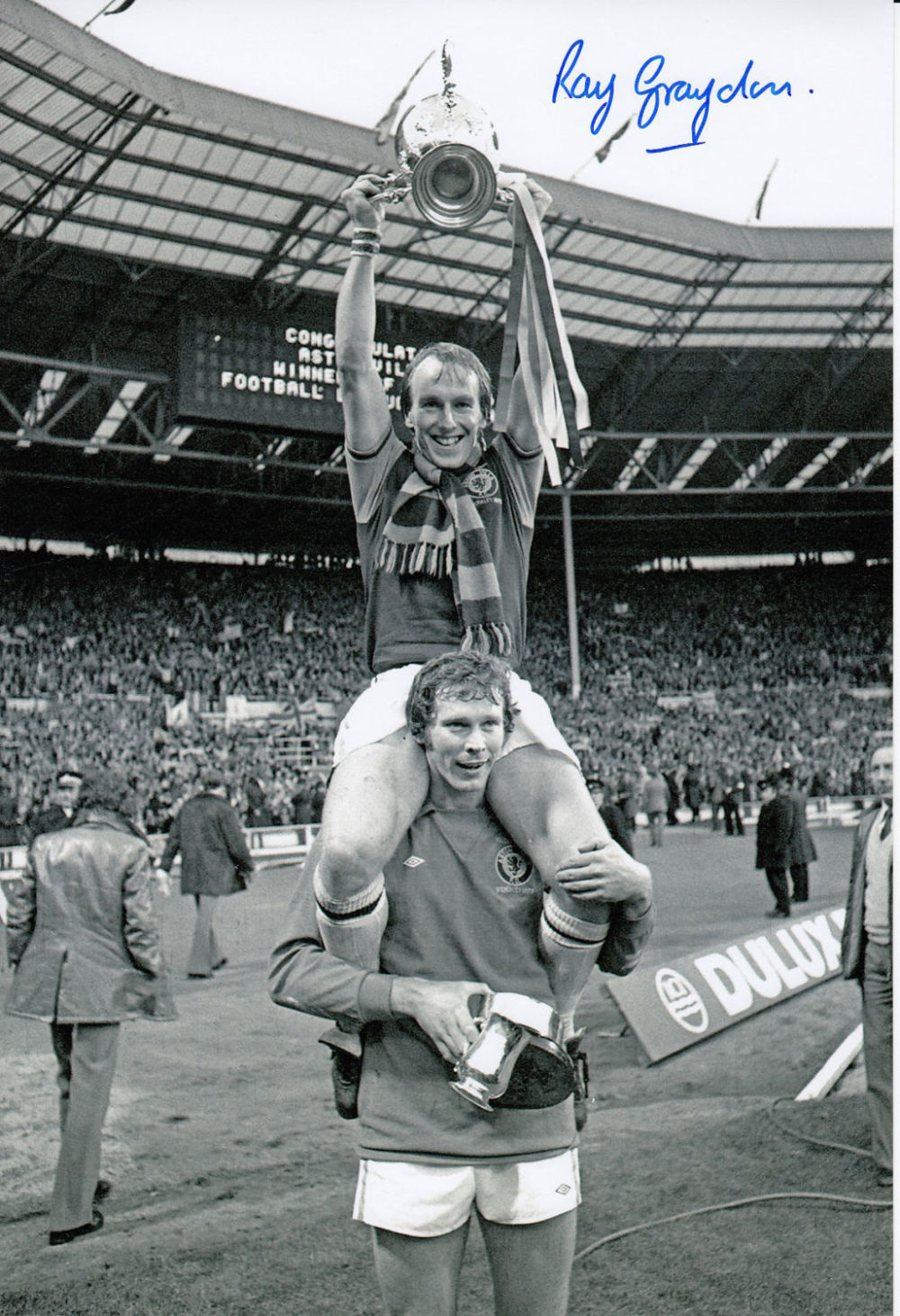 Lot 912: Autographed Ray Graydon 12 X 8 Photo B/W,...