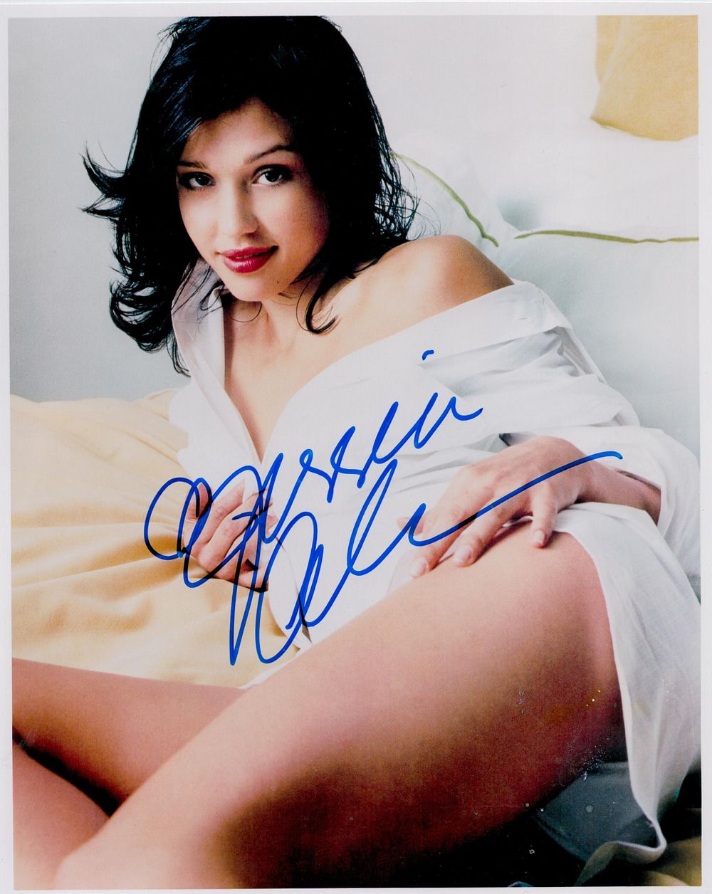 Lot 583: Jessica Alba signed 10x8 inch colour photo. Good...