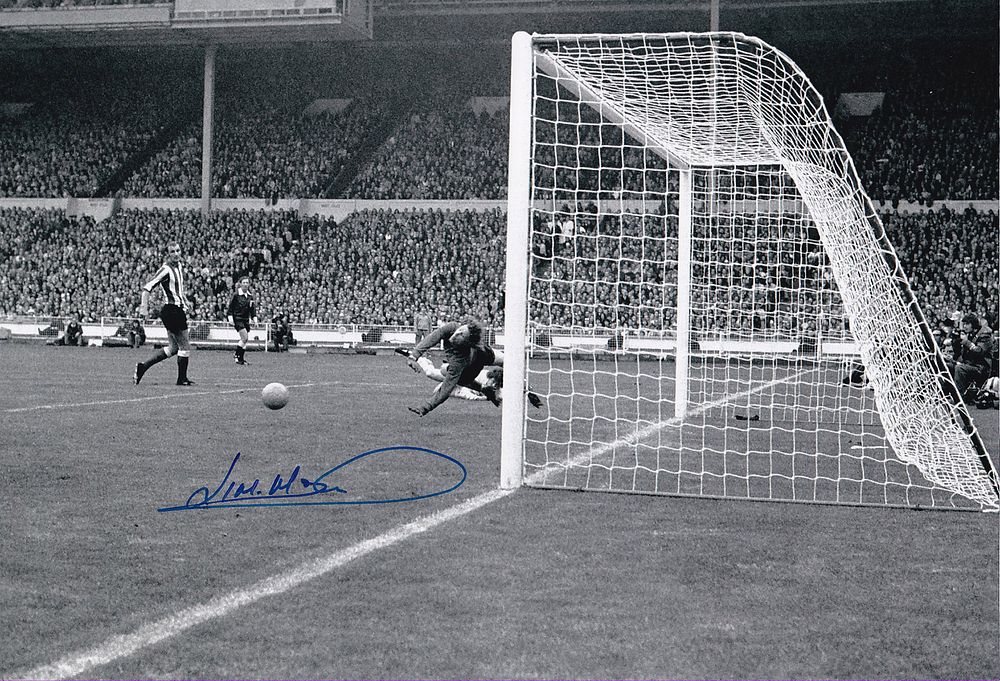 Lot 278: Autographed JIM MONTGOMERY 12 x 8 Photo :...