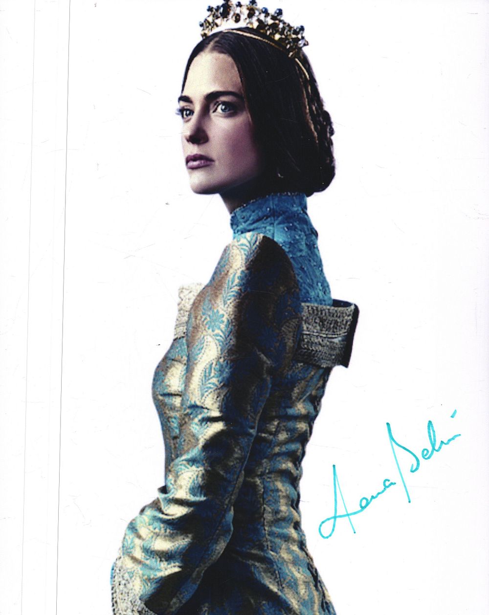 Lot 158: Laura Berlin signed 10x8inch colour photo. Good condition....
