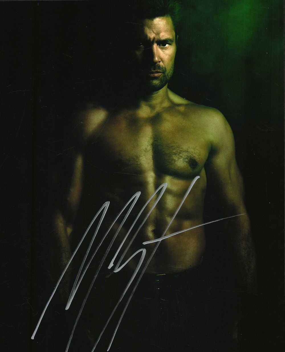 Lot 165: Manu Bennett signed 10x8inch colour photo. Good condition....