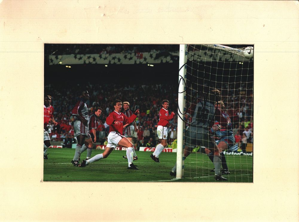 Lot 389: Ole Gunnar Solskjaer signed colour photo. Mounted to...