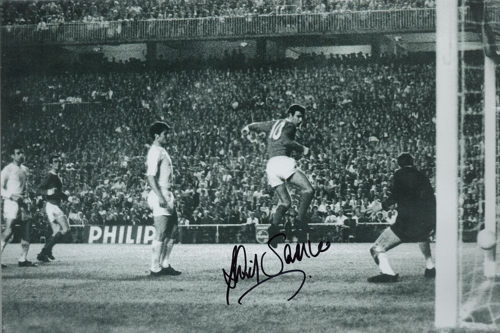 Lot 390: David Sadler signed 12x8inch black and white photo....
