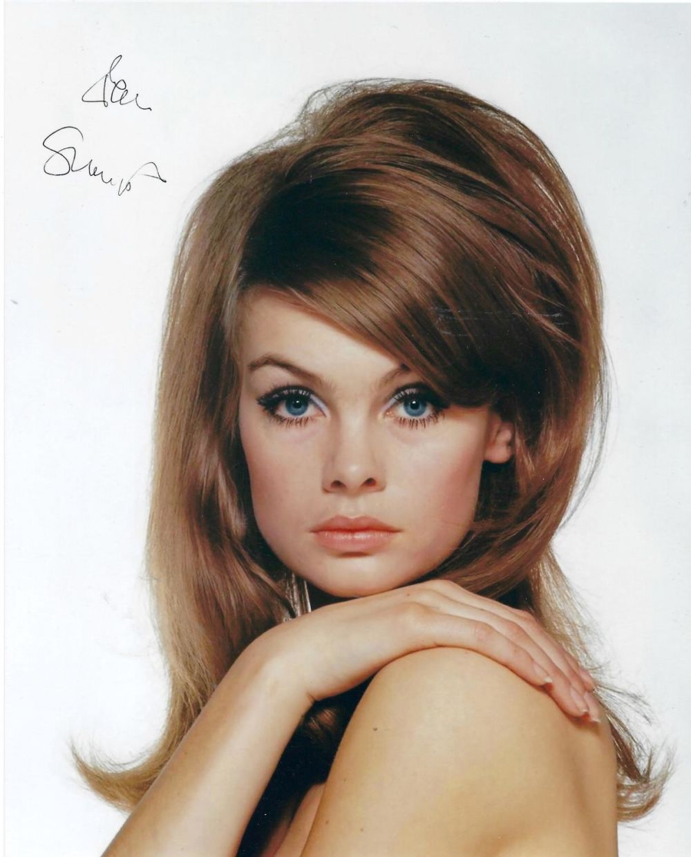 Lot 301: Jean Shrimpton signed 10x8 stunning colour photo. Good...