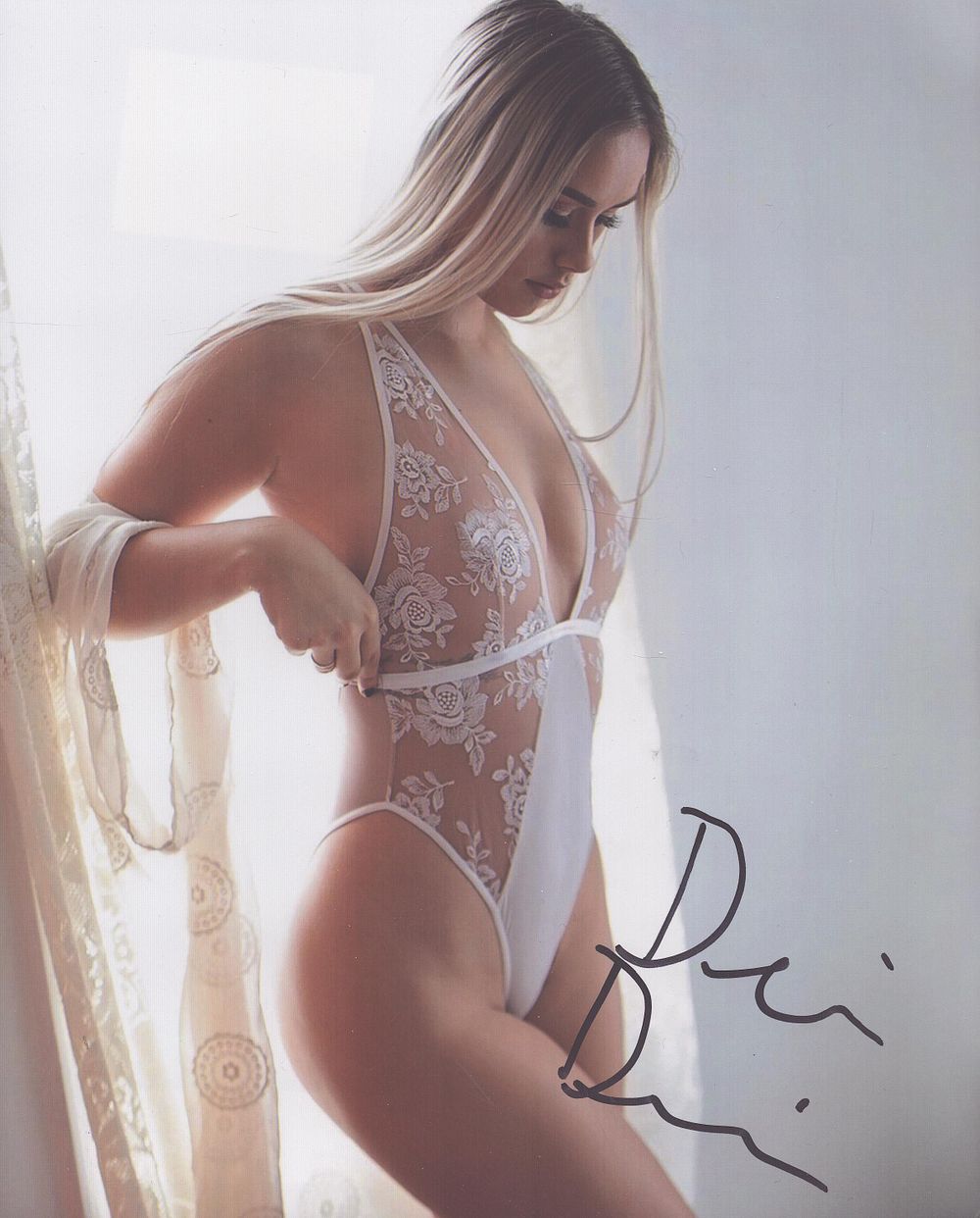 Lot 501: Demi Dior signed 10x8inch colour photo. Good condition....