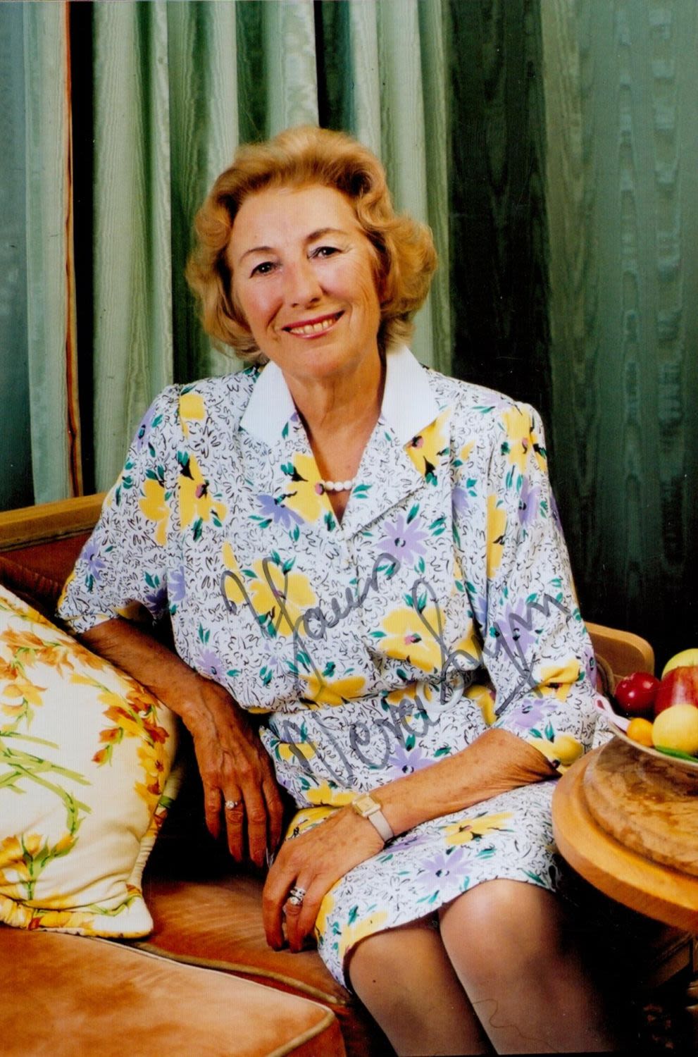 Lot 215: World War 2 Sweetheart Dame Vera Lynn Signed...