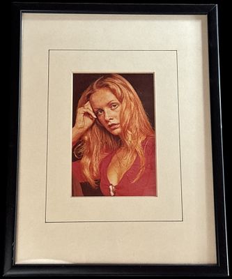 Twiggy (Dame Lesley Lawson) signed colour photo. Mounted and framed, measures 12x10 inch.. Good