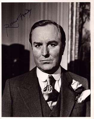 Robert Hardy (1925-2017), a 10x8 inch photo signed in fountain pen ink. An English classical