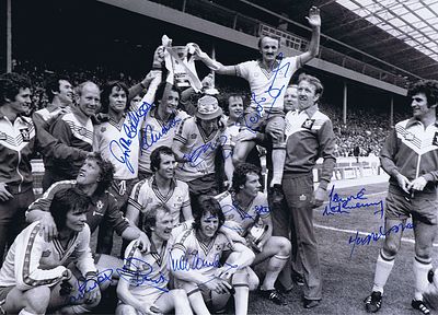 Autographed SOUTHAMPTON 1976 - B/W photo measuring 16 x 12, depicting Southampton players