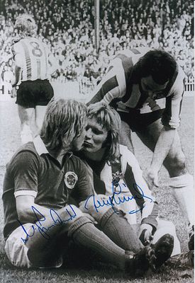 Autographed TONY CURRIE / ALAN BIRCHENALL 1970 - B/W photo measuring 16 x 12, depicting TONY