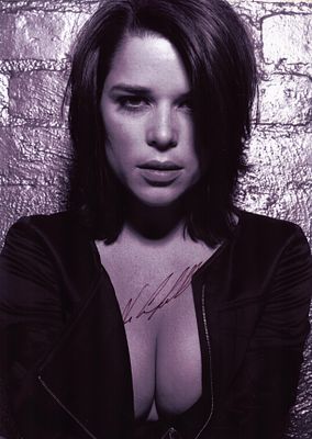 NEVE CAMPBELL Actress signed 8x10 Photo Good condition. All autographs come with a Certificate