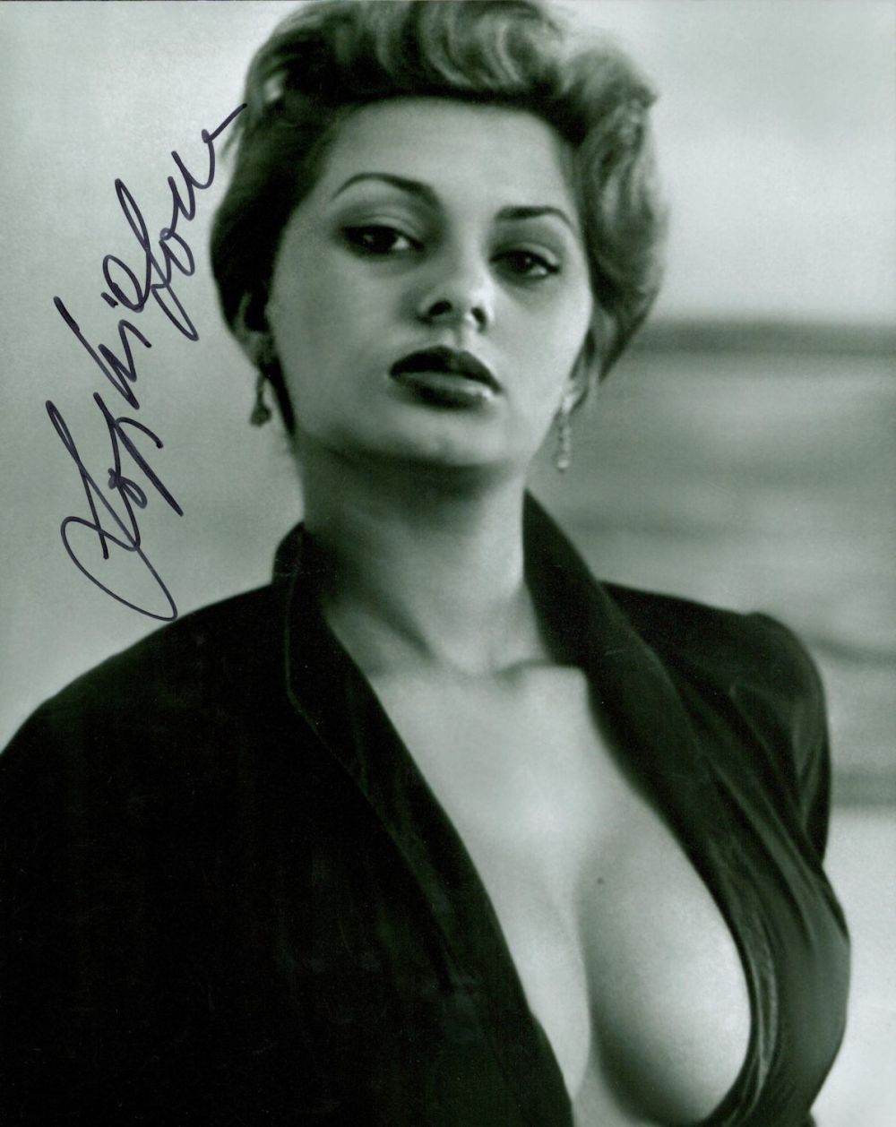 Lot 702: Italian Icon Actress Sophia Loren Signed 10x8 inch...