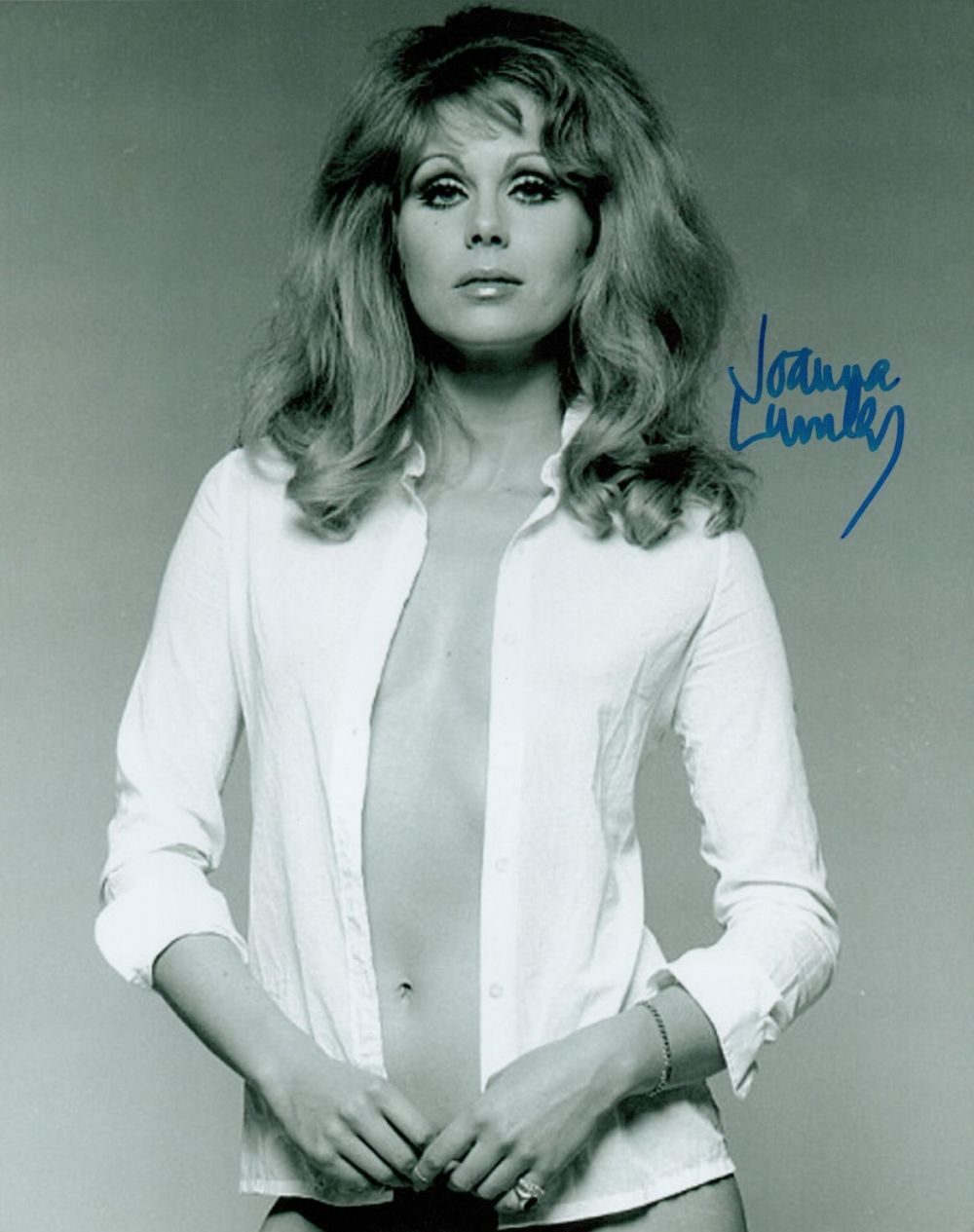 Lot 735: English Actress Dame Joanna Lumley DBE Signed 10x8...
