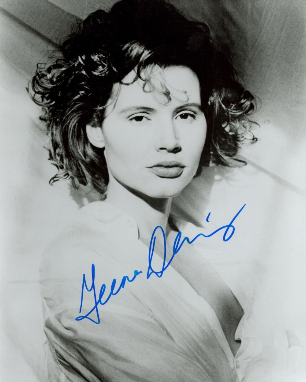 Lot 736: American Actress Geena Davis Signed 10x8 inch Black...
