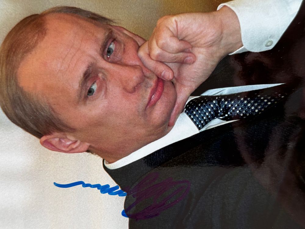Lot 391: Vladimir Putin signed 8x6 inch colour photo. Vladimir...
