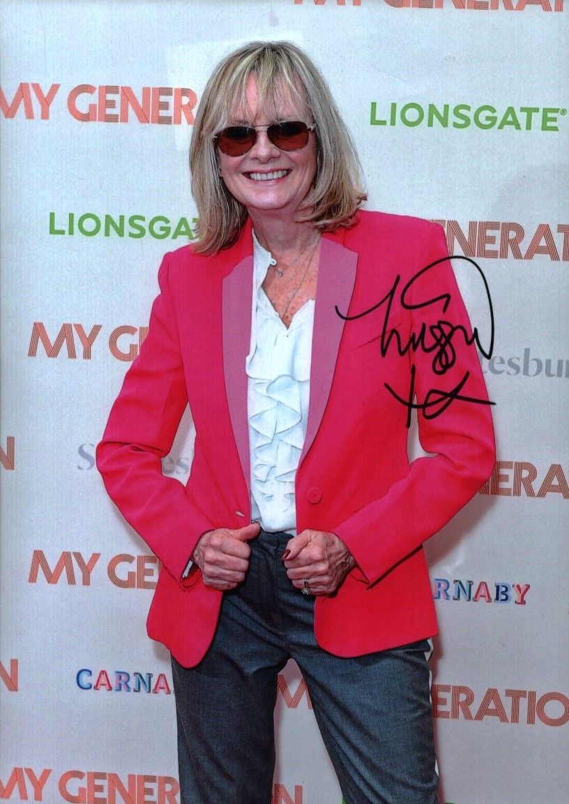 Lot 461: Dame Twiggy Lawson signed 12x8inch colour photo. Good...