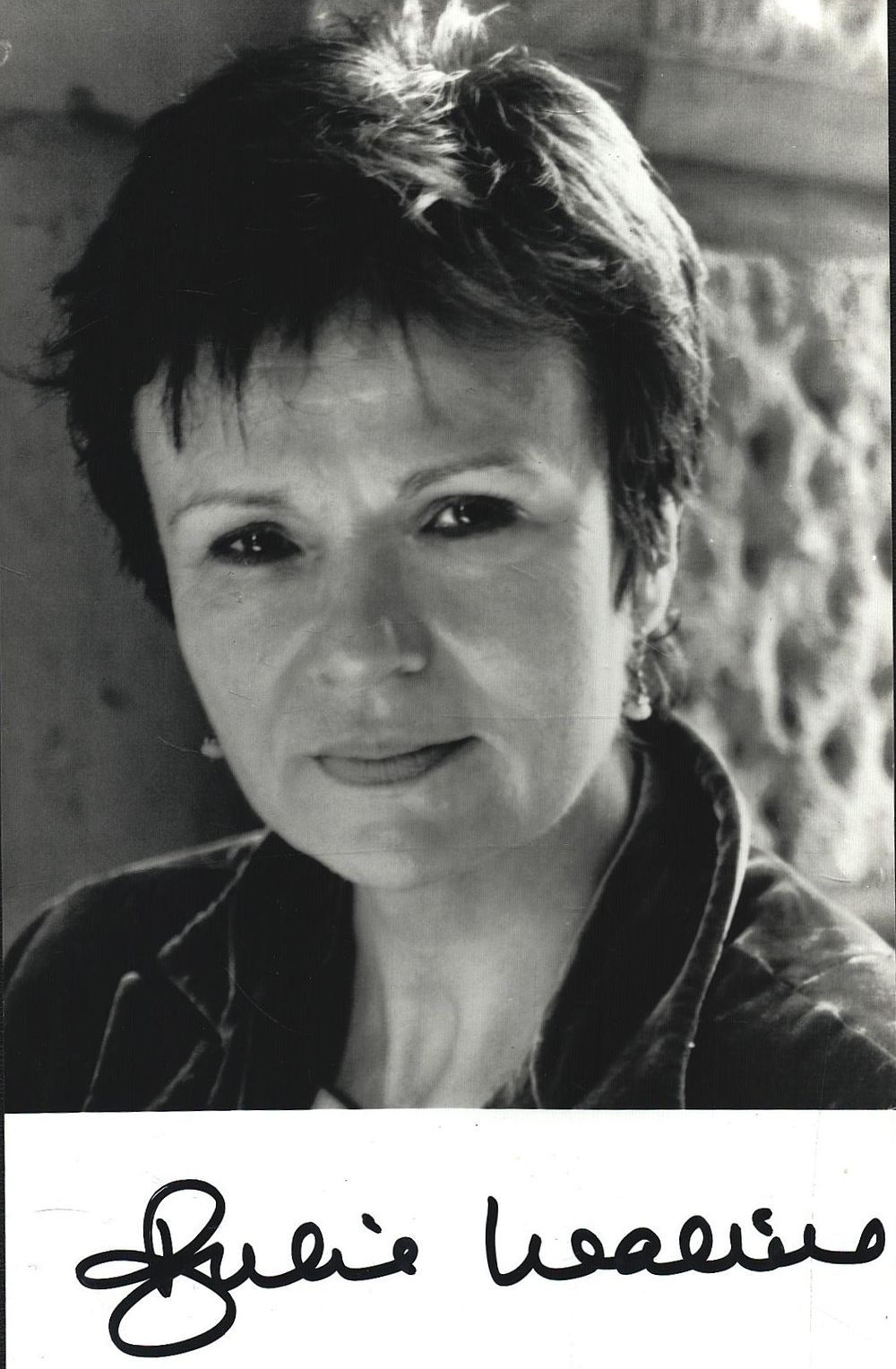 Lot 866: Julie Walters signed 5.5x3.5 inch black & white...