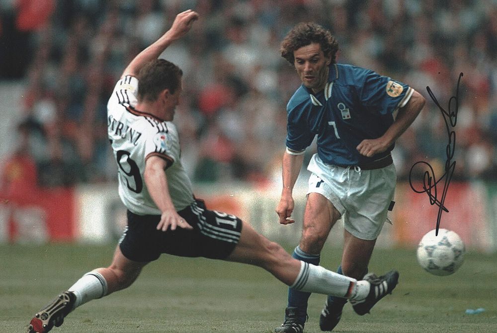 Lot 163: ROBERTO DONADONI signed Italy 8x12 Photo.