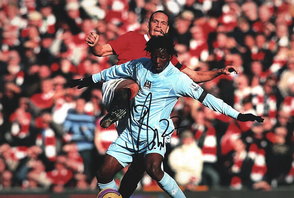 Lot 190: BENJANI MWARUWARI signed 8x12 Manchester City Photo