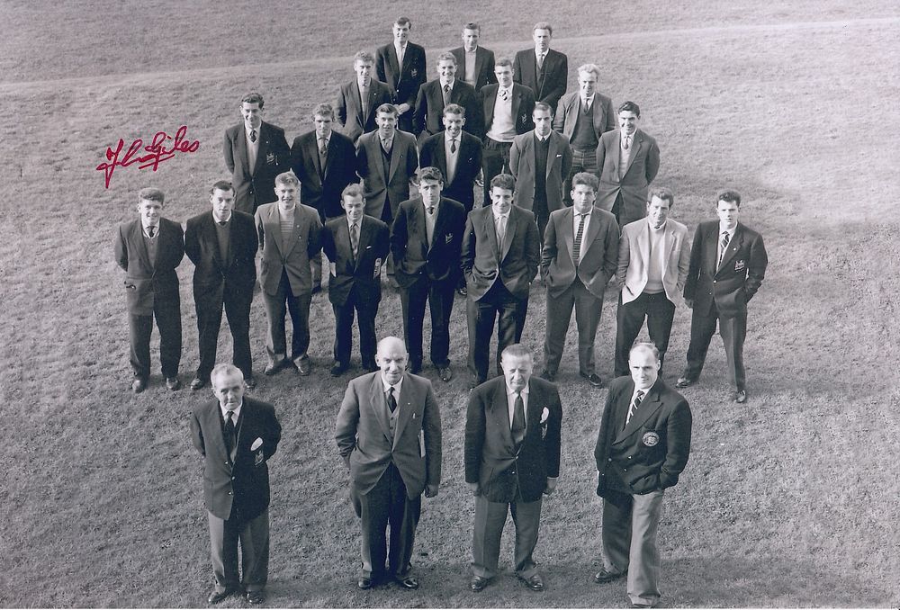 Lot 260: Autographed MAN UNITED 12 x 8 Photograph 1958...