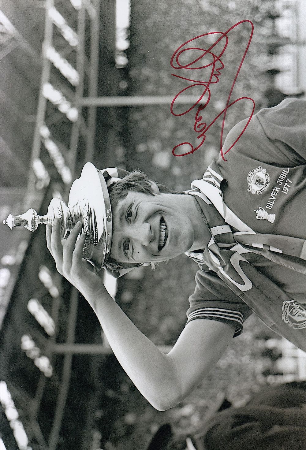 Lot 262: Autographed MAN UNITED 12 x 8 Photograph 1977...