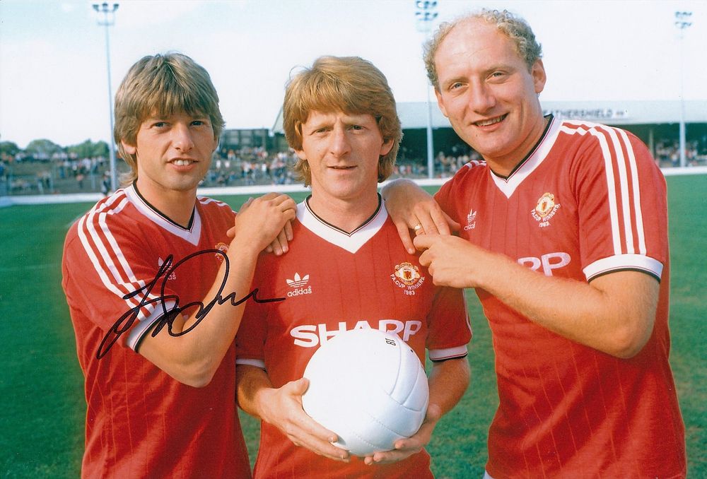 Lot 265: Autographed MAN UNITED 12 x 8 Photograph 1984...