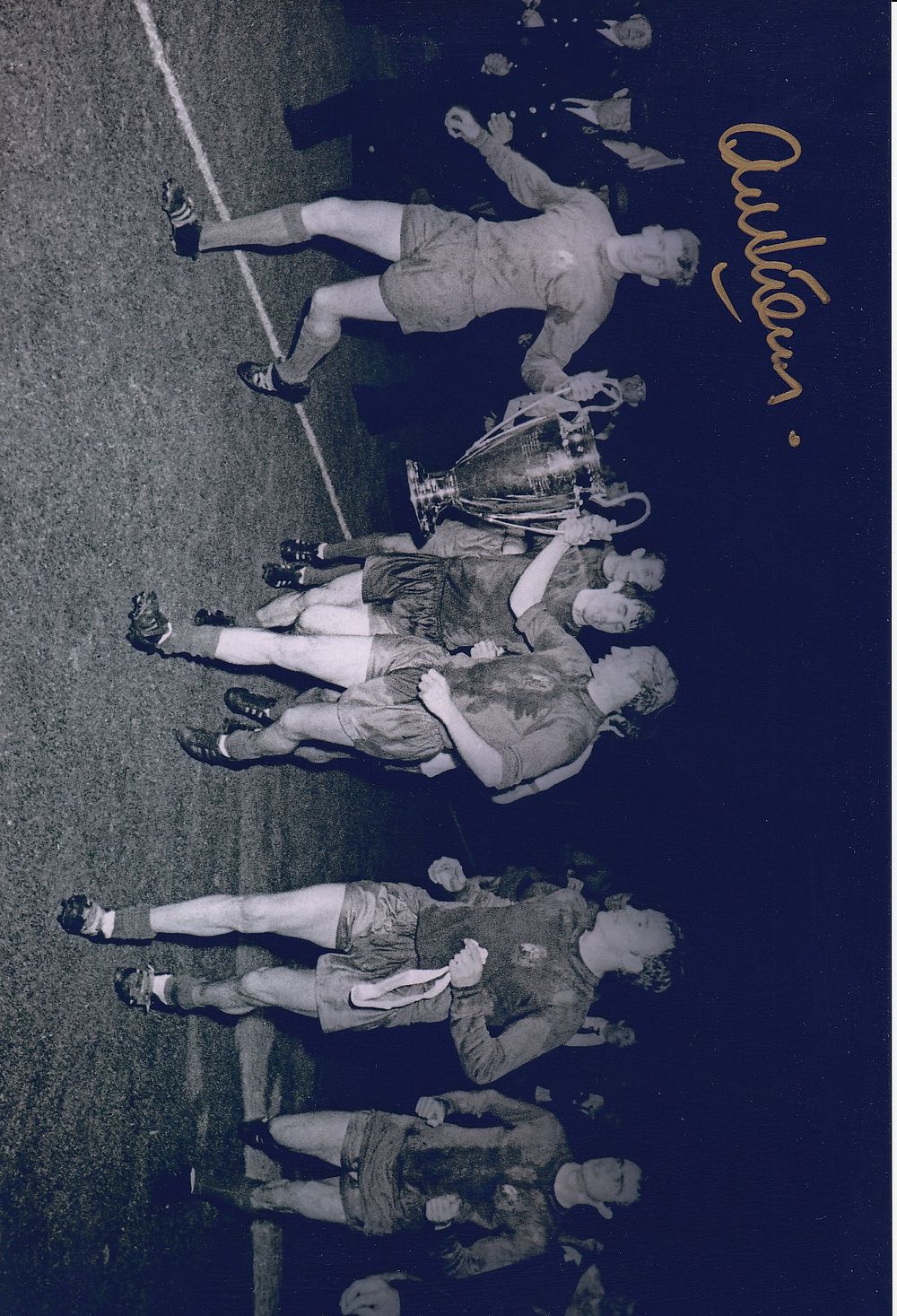 Lot 268: Autographed MAN UNITED 12 x 8 Photograph 1968...