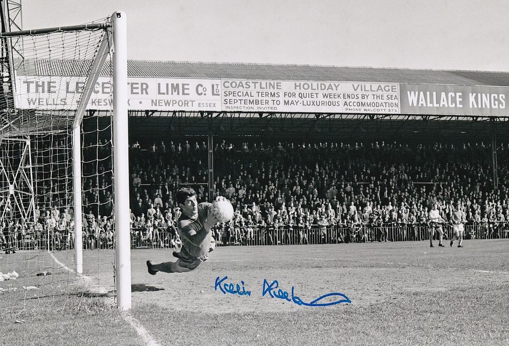 Lot 276: Autographed NORWICH CITY 12 x 8 Photograph 1967...