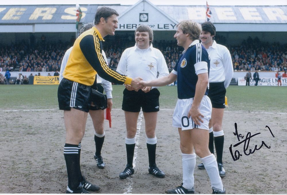 Lot 282: Autographed SCOTLAND 12 x 8 Photograph 1981 ASA...
