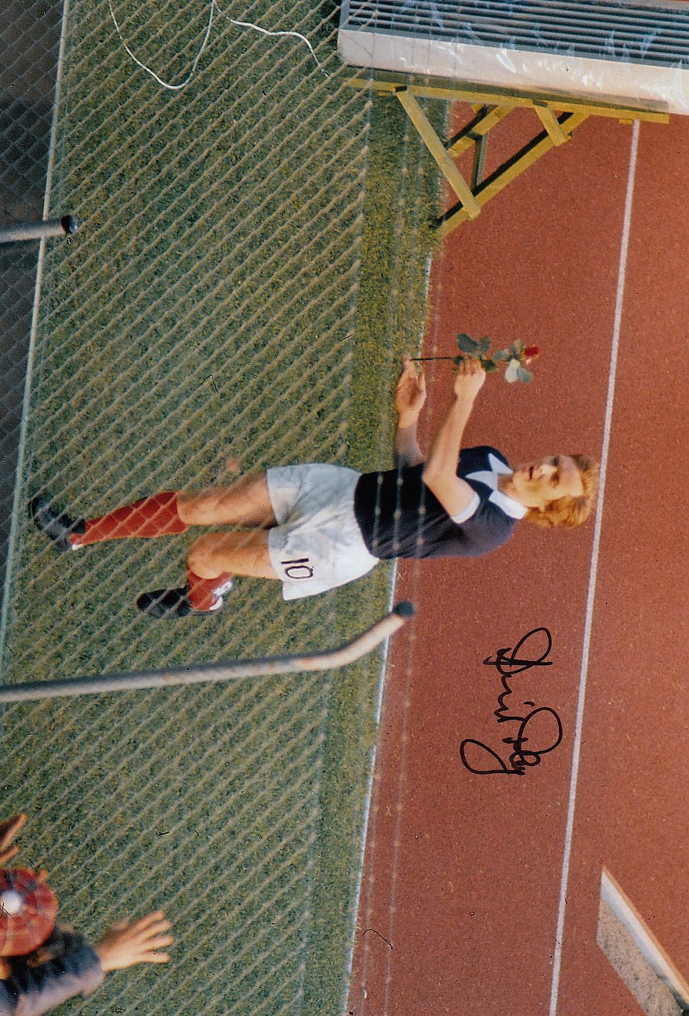 Lot 283: Autographed SCOTLAND 12 x 8 Photograph 1974 DAVID...