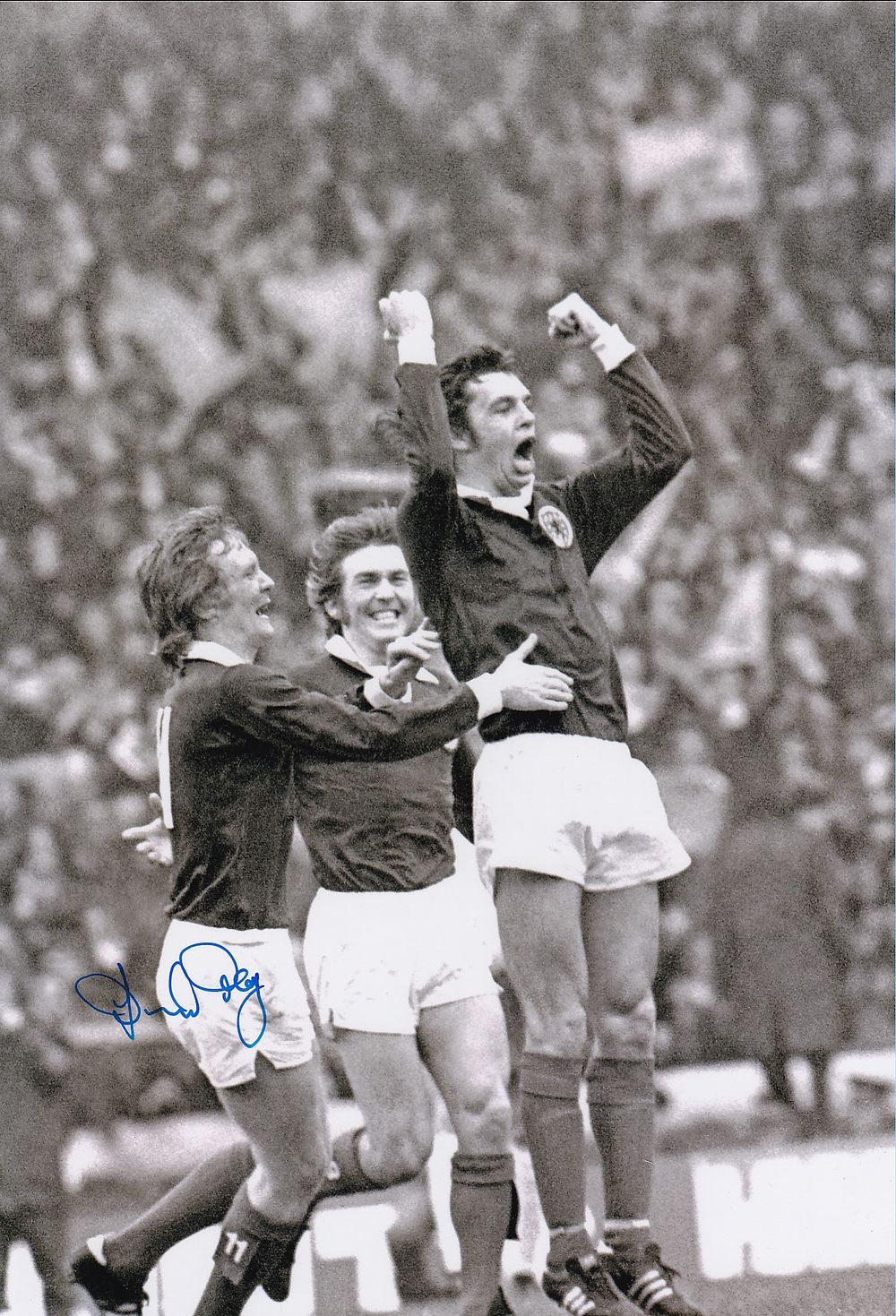 Lot 285: Autographed SCOTLAND 12 x 8 Photograph 1974 DAVID...