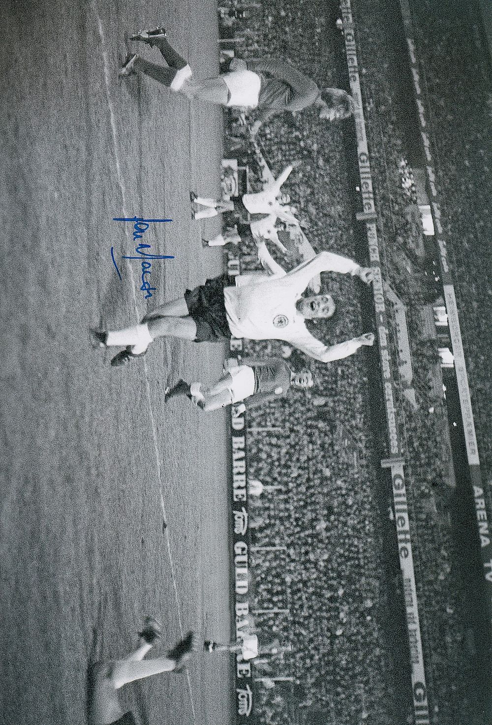 Lot 287: Autographed SCOTLAND 12 x 8 Photograph 1972 LOU...