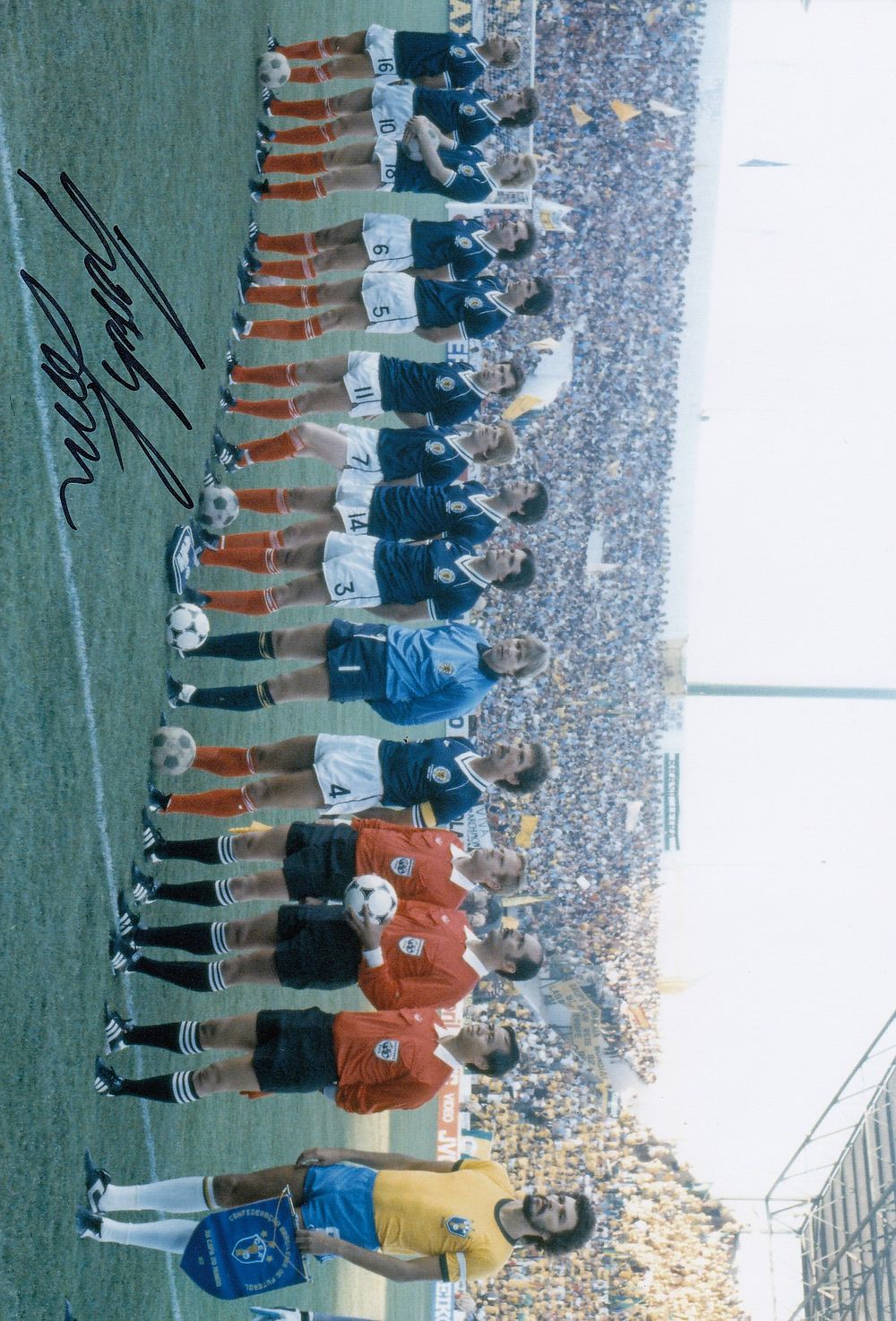 Lot 296: Autographed SCOTLAND 12 x 8 Photograph 1982 GORDON...