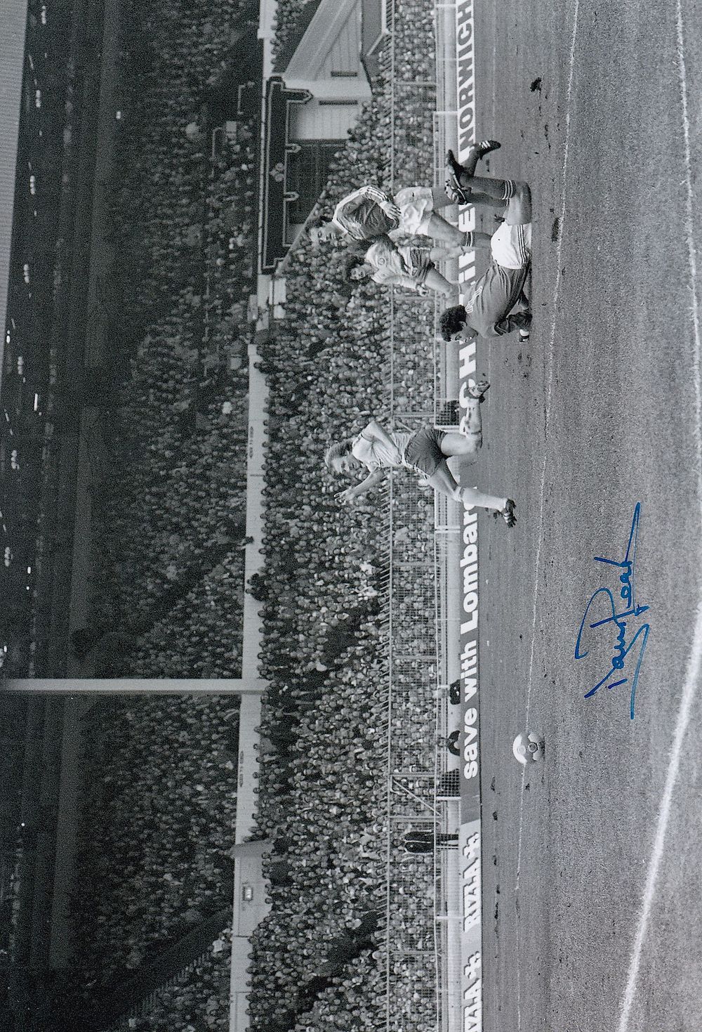 Lot 305: Autographed SOUTHAMPTON 12 x 8 Photograph 1979 DAVID...