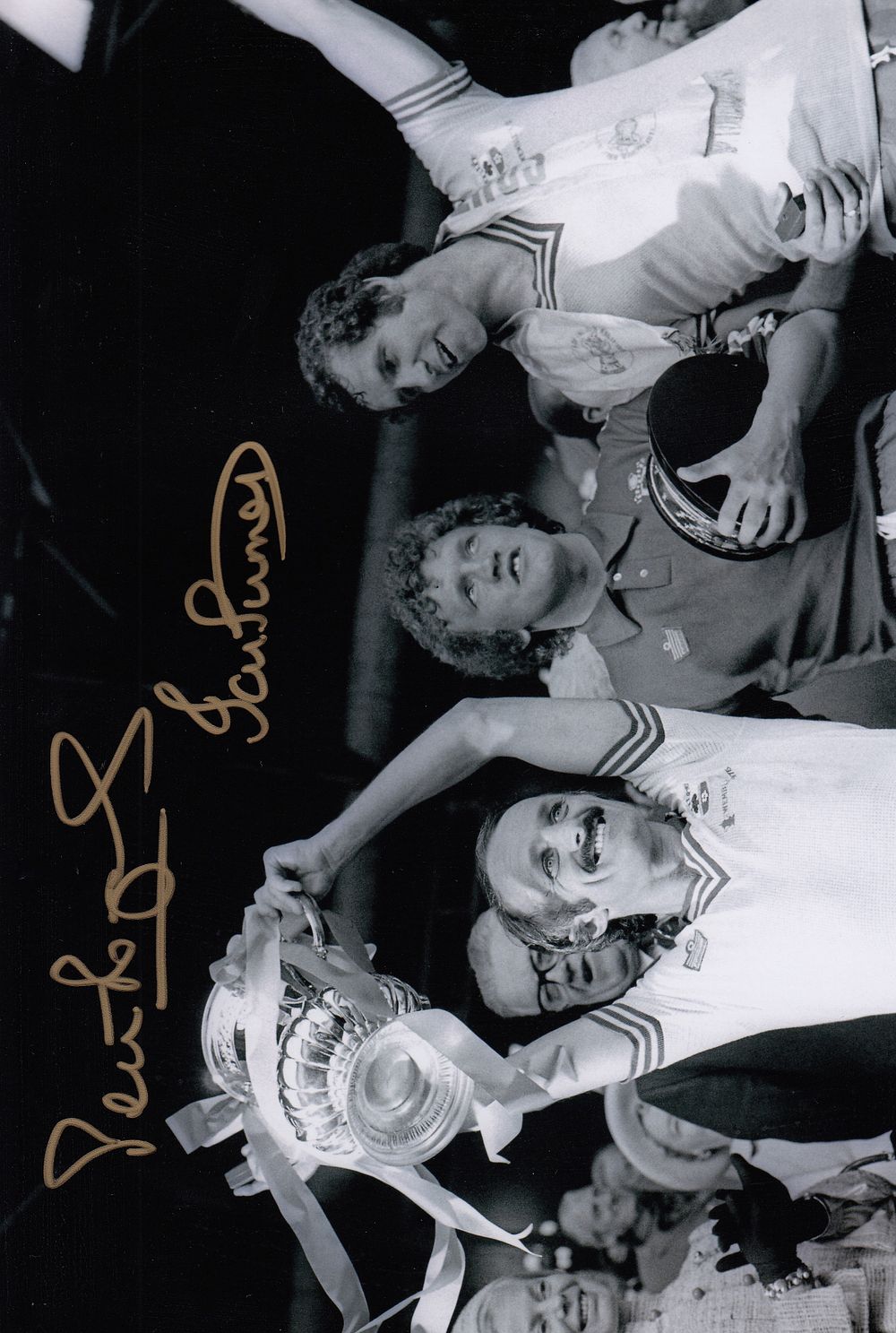 Lot 307: Autographed SOUTHAMPTON 12 x 8 Photograph 1976 RODRIGUES...