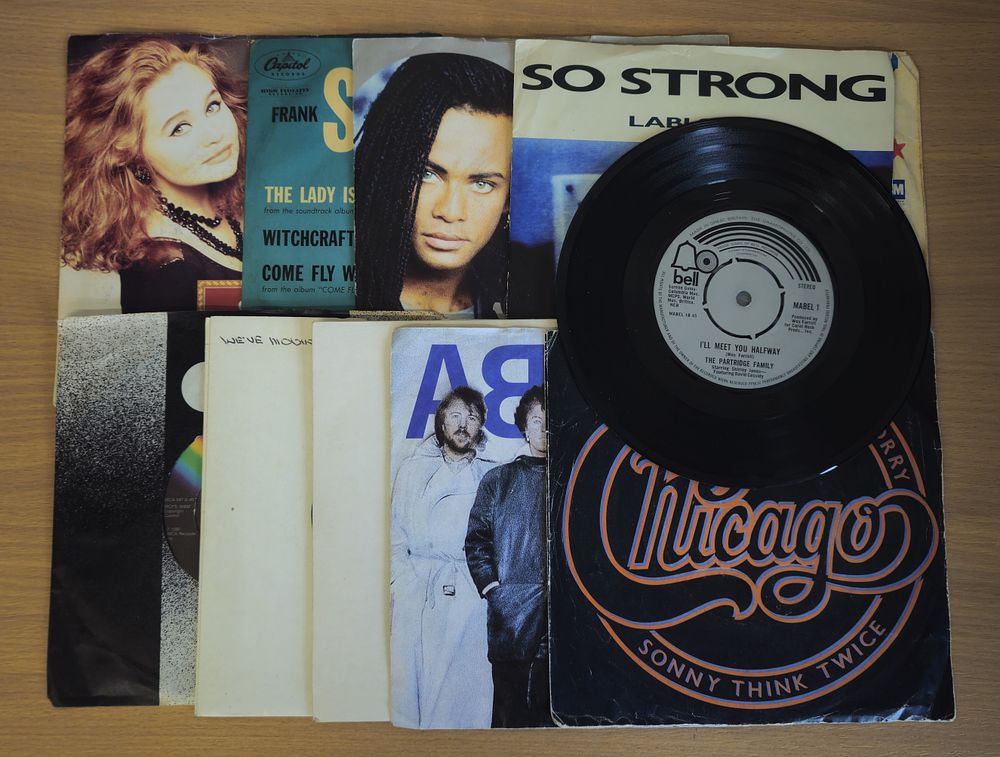 Lot 402: Music 7 inch Vinyl record collection. Frank Sinatra,...