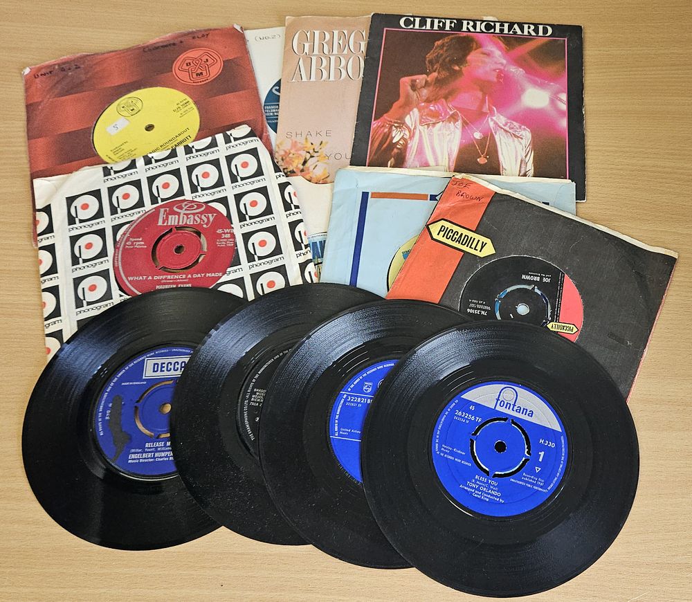 Lot 404: Music 7 inch Vinyl record collection. Magic Round...