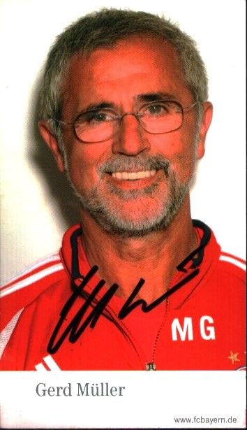 Lot 420: Gerd Muller signed 6x4 inch colour photo.