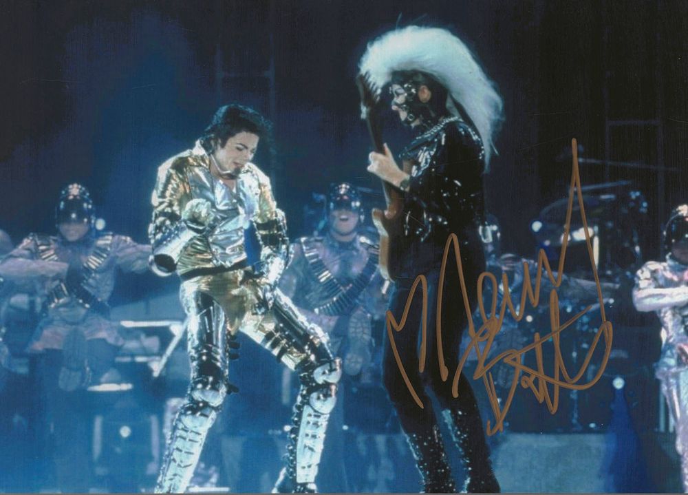 Lot 449: Jennifer Batten signed 10x7inch colour photo.