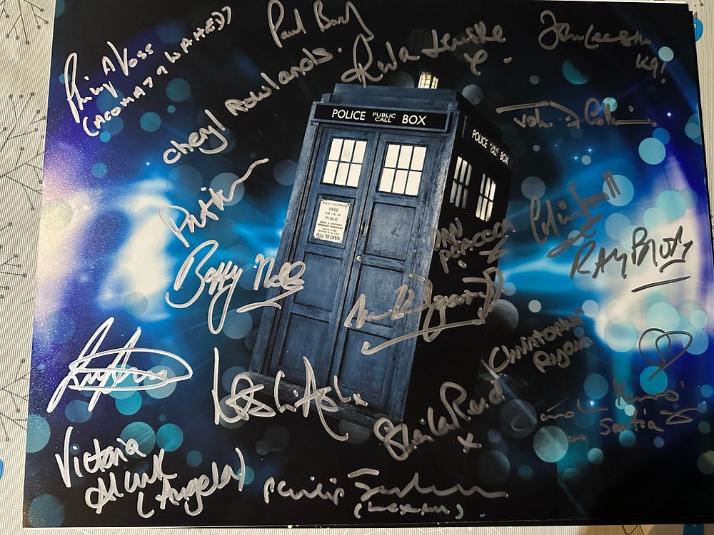 Lot 577: Doctor Who Tardis 14x11 photo signed by NINETEEN...