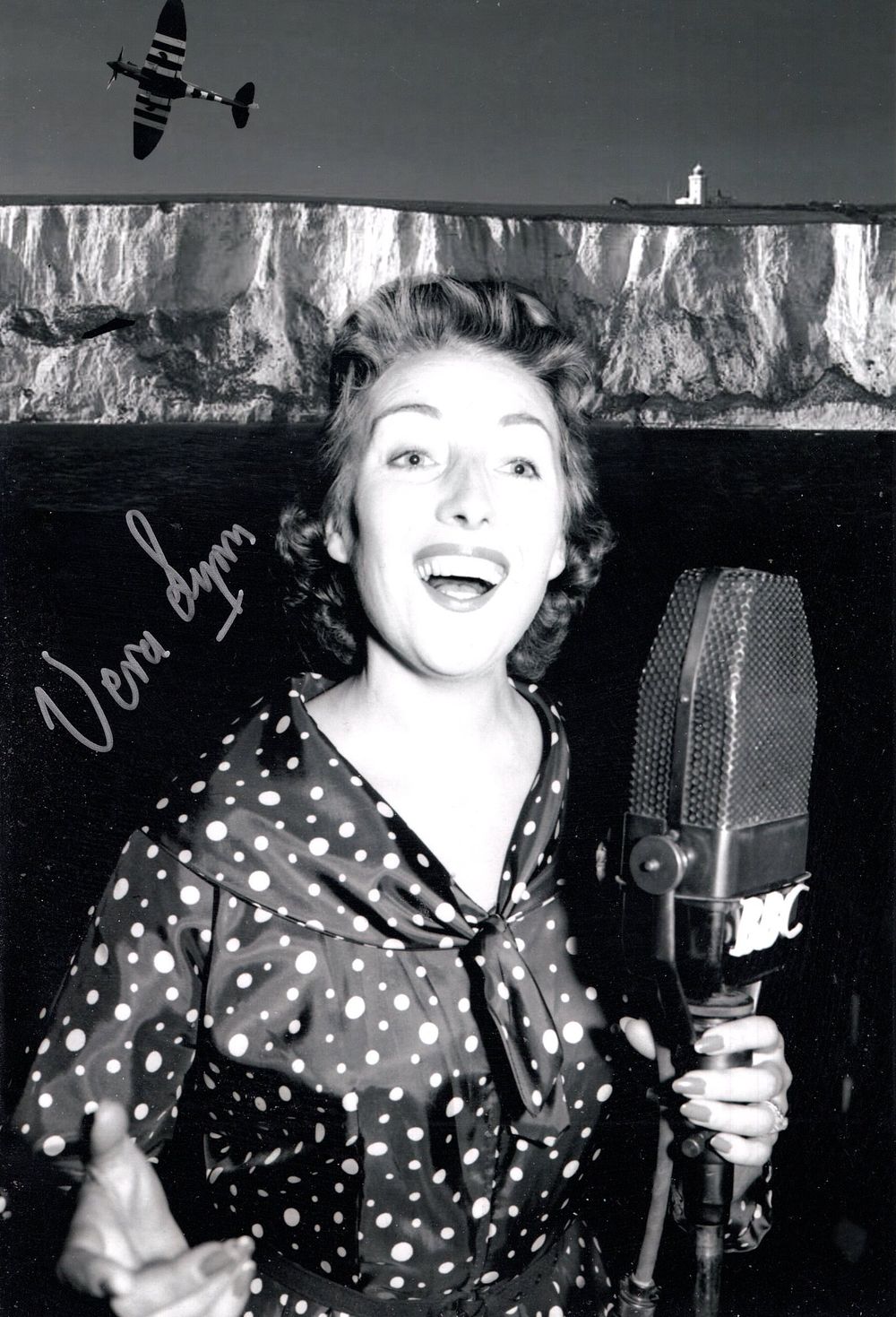Lot 607: Dame Vera Lynn WW2 entertainer 'The Forces Sweetheart'...
