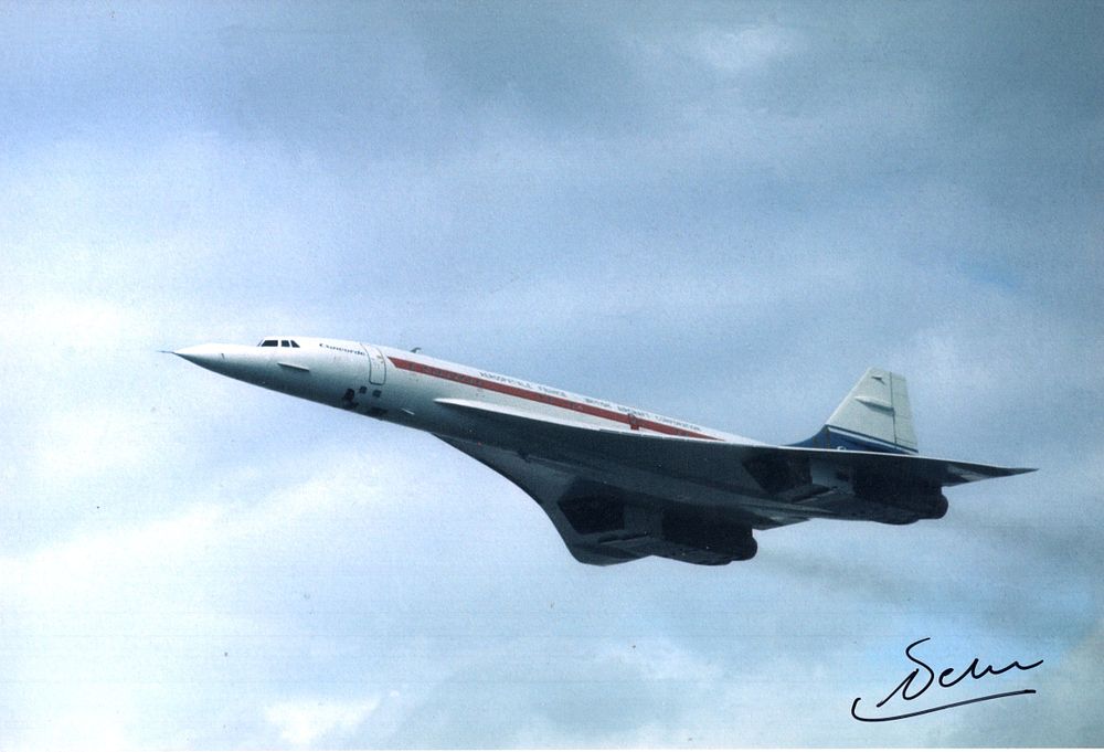 Lot 609: Concorde colour 8x12 inch photo of the very...