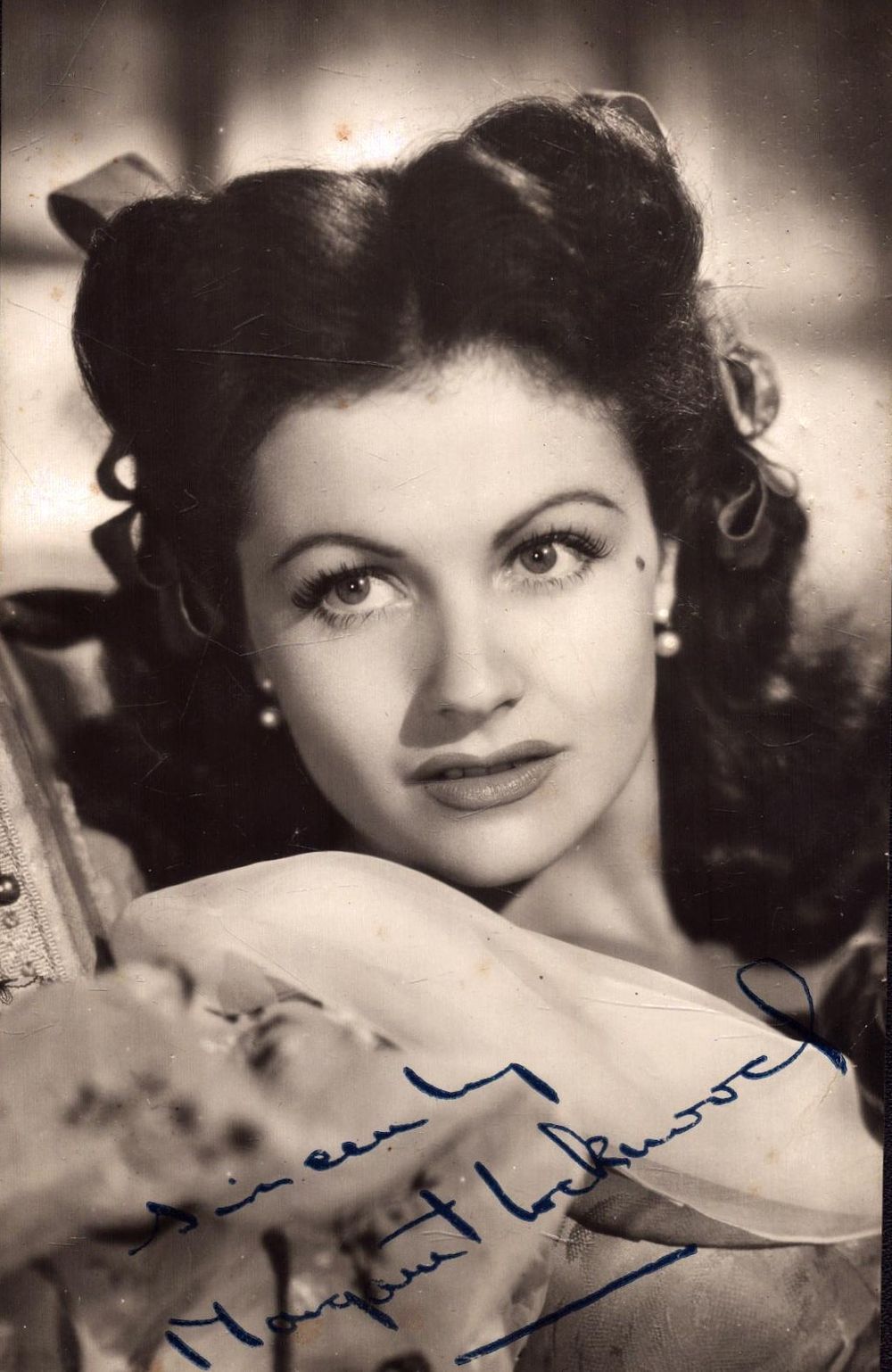 Lot 404: Margaret Lockwood signed 6x4inch black and white photo....