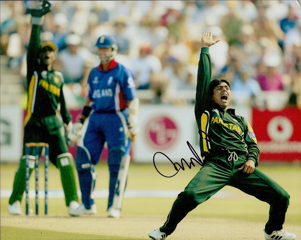 Lot 419: Saqlain Mushtaq signed 10x8inch colour photo pictured in...