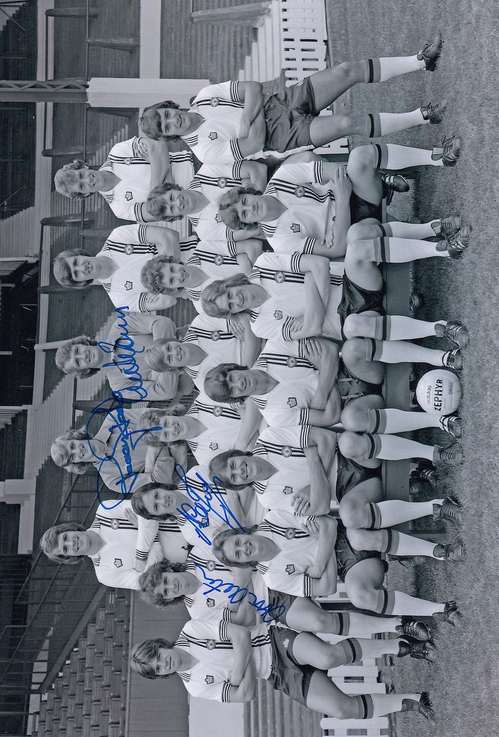 Lot 354: Autographed MAN UNITED 12 x 8 Photo :...