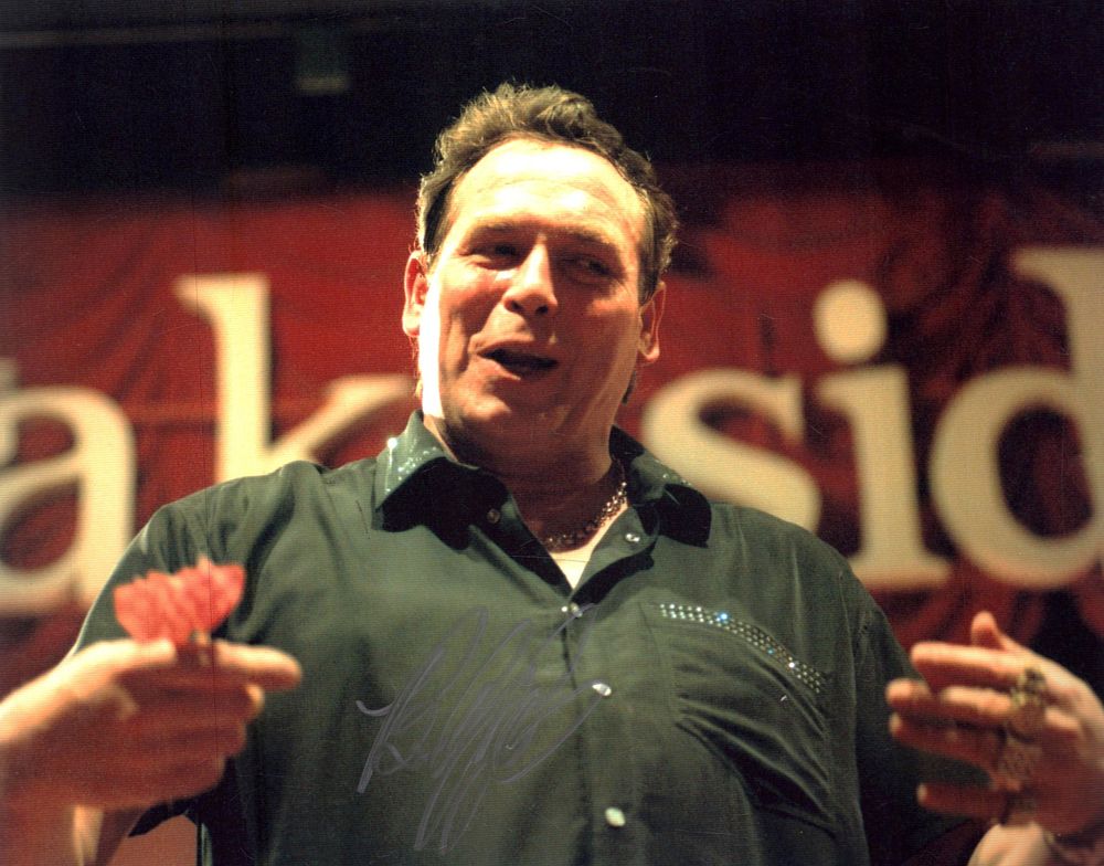 Lot 263: Bobby George signed 10x8inch colour photo.